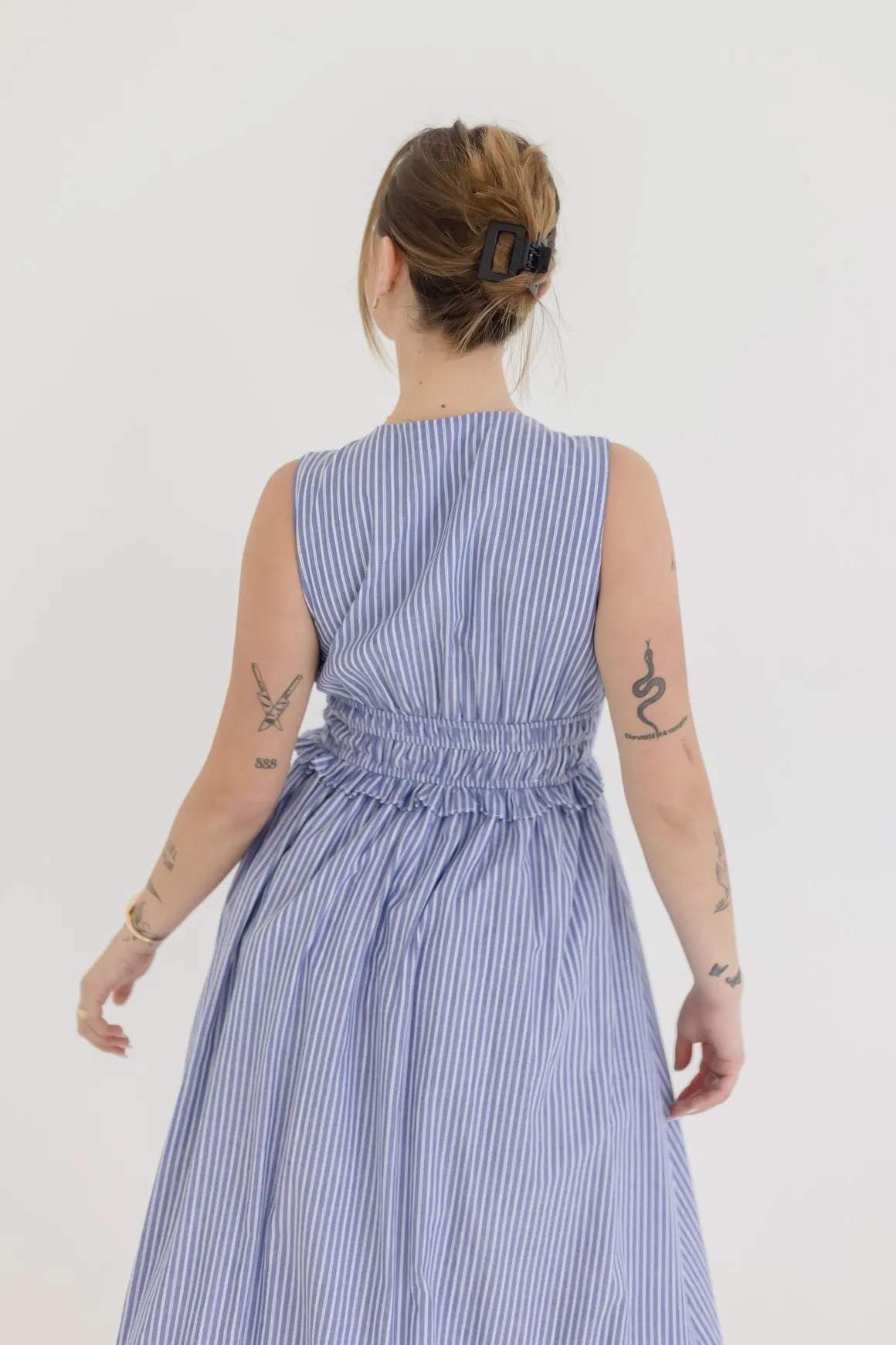 Leigh Sleeveless Stripe Print Shirred Waist Midi Dress Blue